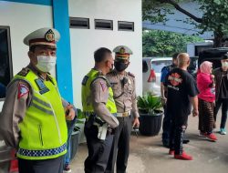Sat Lantas Jabar Kolaborasi Dengan Club MBC Berbagi Takjil