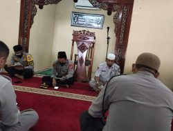 Anggota Bagren Polresta Tangerang mengikuti pengajian yasinan bertempat Masjid Al-Latief Polresta Tangerang