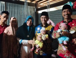 Kunjungi Bayi Kembar yang Viral di Belawa, Bupati Wajo Serahkan Santunan Pribadi