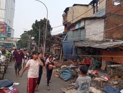 GAKORPAN .POLRES METRO JAKTIM dan RELAWAN MENDUKUNG EVAKUASI KORBAN KEBAKARAN DI PASAR GEMBRONG JAKARTA TIMUR.