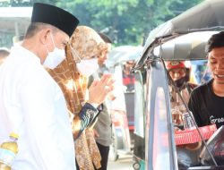 Di Penghujung Ramadan, Bupati Wajo dan Istri Berbagi Takjil ke Penarik Becak Motor