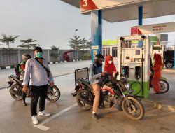Personel Unit Intelkam Polsek Kronjo Polresta Tangerang Monitoring Stok BBM Selama Ramadhan.