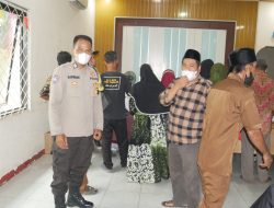 Bhabinkamtibmas Polsek Rajeg Monitoring Penyaluran BLT Dan Bansos Pangan Di Desa Sukamanah