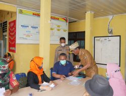 Bhabinkamtibmas Polsek Rajeg Monitoring Penyaluran BLT Dan Bansos Pangan Di Desa Sukamanah