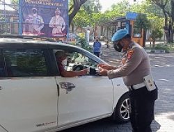 Cegah Penularan Virus Covid-19, Polsek Pasar Kemis Bagikan Masker di Tempat Keramaian