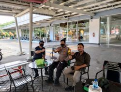 Bhabinkamtibmas Polsek Polsek Pasar Kemis Sambangi Scurity, Sampaikan Pesan Kamtibmas Sambil Ngopi