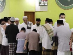 Bupati Adipati Dan Ny Dessy Adipati Sholat Idul Fitri Di Masjid Ashabul Yamin