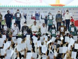 Presiden RI Joko Widodo (Jokowi) Memberikan Nomor Induk Berusaha (NIB) Bagi Pelaku Usaha Mikro Kecil (UMK) Perseorangan