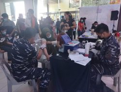 TNI AL Batam Terus Berkomitmen Dukung Pemerintah, Vaksinasi Boster D’Mall Capai 152 Orang