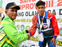 Komandan Pangkalan Utama TNI AL XII Pontianak Serahkan Piala Bergilir Juara Umum Lomba Dayung Porprov XIII 2022