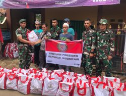 Bantuan Presiden RI Didistribusikan Oleh Prajurit Raider 300 Ke Tenda-Tenda Pengungsi