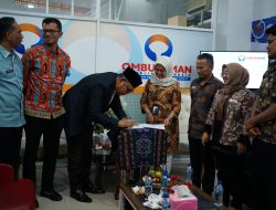 Kepatuhan standar pelayanan publik tahun 2022, Bupati Solok Capt.H.Epyardi Asda, M.Mar menerima penghargaan dari Ombudsman RI