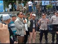 Masyarakat Nagari Simpang Tanjuang Nan Ampek Demo Ke Kantor DPRD Kabupaten Solok.