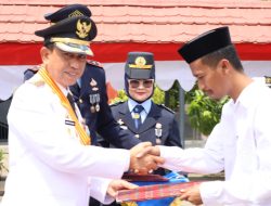 Diserahkan Simbolis  Amran Mahmud, 226 WBP Rutan Kelas IIB Sengkang Terima Remisi Umum HUT ke-78 Kemerdekaan RI