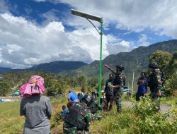 Satgas Mobile 330 Kostrad Pasang Solar Cell, Wujudkan Intan Jaya Terang Bercahaya