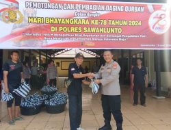 Polres Sawahlunto Bagikan Daging Qurban, Sambut Hari Bhayangkara Ke-78