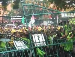 Demo Tolak Revisi UU Pilkada Ricuh di DPRD Jateng