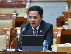 Temui Pendemo, Anggota DPR RI Habiburokhman Dilempari Botol dan Hampir Diamuk Massa