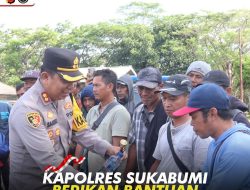 Kapolres Sukabumi Berikan Bantuan Makanan Ringan Dan Minuman Kepada Warga yang Terjebak Badai Ombak