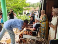 Calon Bupati Ali Rahman Minta Doa Restu Orang Tua sebelum Mencoblos di TPS