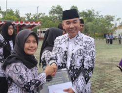 Dalam Rangka Peringatan Hari Guru Nasional dan HUT PGRI Ke-79 Tahun 2024 di Way Kanan, Bupati Adipati Serahkan Berbagai Apresiasi