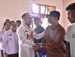 Bupati Adipati Serahkan Ribuan Kartu BPJS Ketenagakerjaan Kepada Para Pertani Di Kabupaten Way Kanan