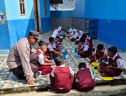 Polisi Di Way Kanan Monitoring Uji Coba Makan Bergizi Gratis Di SDN 01 Tiuh Balak Pasar Baradatu