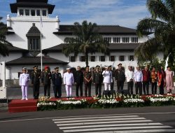 Komandan Beserta Prajurit Lanal Bandung Ikuti Upacara Hari Kebangkitan Nasional Tingkat Provinsi Jawa Barat di Gasibu Bandung