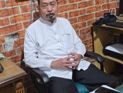 MASJID CUT NYAK DIEN MENYEMBELIH 4 EKOR SAPI KURBAN 

Jakarta - Masjid Cut Nyak Dien kembali melaksanakan penyembelihan hewan kurban dalam rangka Hari Raya Idul Adha 1446 H. Tahun ini, sebanyak empat ekor sapi dan lima belas ekor kambing disembelih dan dagingnya didistribusikan kepada warga yang membutuhkan di sekitar masjid hari Sabtu (7/6/2025).

Pelaksanaan kurban yang berlangsung dihadiri oleh para pengurus masjid dan masyarakat sekitar. Sekretaris Umum sekaligus mantan Imam Besar Masjid Cut Nyak Dien, Saiful Bahri, menyampaikan apresiasi mendalam kepada para mudhohi   yakni pihak yang menyerahkan hewan kurban.

“Kami mengucapkan terima kasih kepada para mudhahi yang telah mempercayakan hewan kurbannya kepada kami. Insya Allah akan kami kelola dan salurkan kepada yang benar-benar berhak menerimanya,” ujar Saiful.

Lebih lanjut, ia menjelaskan bahwa selain kepada para jemaah, daging kurban juga dibagikan kepada warga dari lingkungan sekitar seperti Kali Pasir dan wilayah terdekat lainnya yang tergolong mustahik atau penerima manfaat. Kupon distribusi pun disebarkan terlebih dahulu untuk memastikan distribusi berjalan tertib dan tepat sasaran.

“Kita ini hanya jembatan, menghubungkan para pemberi dengan para penerima. Mudah-mudahan kita semua mendapat keberkahan, dan tentu pahala terbesar adalah bagi yang berkurban,” ujar Saiful.

<div class=