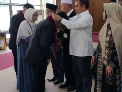 Suasana khidmat bercampur haru menyelimuti acara Pelepasan Siswa Angkatan I dan Wisuda Tahfidz Qur'an SMP Islam Terpadu (IT) Cendekia Insani, Bertempat di Gedung Serbaguna Pemkab Way Kanan, Minggu (15/062025). 

Momen ini menjadi tonggak sejarah penting bagi sekolah yang berhasil meluluskan 35 siswa sebagai angkatan perdananya.

Acara tersebut tidak hanya menjadi perayaan kelulusan akademik, tetapi juga peneguhan komitmen sekolah dalam melahirkan generasi yang cerdas secara intelektual dan kokoh dalam nilai-nilai Al-Qur'an. 

Para siswa, dengan mengenakan toga kebanggaan, tampak antusias mengikuti setiap rangkaian prosesi.

Kepala Sekolah SMP IT Cendekia Insani, Istika Sandra Sari, dalam sambutannya mengungkapkan rasa syukur dan bangganya terhadap para lulusan angkatan pertama.

"Hari ini adalah hari yang bersejarah. Kami melepas 35 mutiara pertama dari rahim Cendekia Insani. Mereka adalah bukti dari sebuah proses pendidikan yang kami rintis bersama. Doa kami menyertai setiap langkah kalian," ujar Istika dengan nada haru.

Ia menambahkan, tantangan dalam membina angkatan pertama menjadi pengalaman berharga

Namun, berkat kerja sama seluruh pihak, tantangan tersebut berhasil dilewati.

"Kami berharap seluruh ilmu, adab, dan hafalan yang telah ananda dapatkan selama tiga tahun di sini menjadi bekal yang bermanfaat, tidak hanya untuk melanjutkan pendidikan ke jenjang berikutnya, tetapi juga untuk kehidupan di masyarakat," pesannya kepada para wisudawan.

Acara ini turut dihadiri oleh jajaran pengurus yayasan. Pembina Yayasan Rumah Pendidikan Cendekia Insani, Bustami Zanudin,  menekankan pentingnya keseimbangan antara ilmu pengetahuan dan keimanan sebagai fondasi utama pendidikan di Cendekia Insani.

"Visi kami sejak awal adalah membentuk insan yang cendekia, yaitu cerdas dan bijaksana, sekaligus insani, yang berakhlak mulia sesuai tuntunan Qur'ani. 

Kelulusan angkatan pertama ini adalah buah dari visi tersebut. Mereka tidak hanya siap bersaing di era digital, tetapi juga siap menjadi penjaga moral bangsa," ungkap Bustami.

<div class=