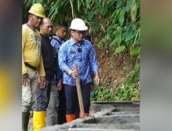 Bupati Kabupaten Tasikmalaya Cecep Nurul Yakin kecewa melihat proyek pembangunan jaringan irigasi di Cisadana Desa Nangtang Kecamatan Cigalontang Kabupaten Tasikmalaya diduga asal jadi.Proyek JUT yang disebut bernilai Rp700 juta itu terlihat amburadul karena begisteng (cetakan beton) nya jelek dan corannya tidak padat alias adukanya tidak rata sehingga besinya keluar jadi karatan

Proyek itu disebutkan aduknya tipis, siku-sikunya tidak berbentuk, serta pasirnya bagus namun kurang semen.
“Adukan mah bagus tapi yang masangnya jelek, ulah pedah di leweung jadi pekerjaanya asal jadi,” ucap Cecep dalam akun tiktoknya @cecepnurulyakin77 belum lama ini

Cecep mengungkapkan, jangan karena ada proyek di hutan, pekerjaanya jadi asal-asalan, masa bahan nya bagus tapi pekerjaanya jelek begitu.“Saya akan senantiasa berbuat objektif bagi kepentingan masyarakat dan akan senantiasa mengedepankan prinsip-prinsip akuntabilitas,” tuturnya.(Supriyadi) 
