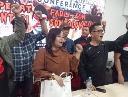 
Porosnusantara.co.id

Jakarta, 18 Juni 2025 — Suasana penuh semangat juang menyelimuti sebuah pertemuan terbuka yang digelar oleh sejumlah aktivis, akademisi, dan korban pelanggaran HAM masa lalu. Mereka bersatu dalam satu suara: menolak penghapusan sejarah kelam bangsa, khususnya tragedi kemanusiaan Mei 1998, yang kini terancam dikaburkan oleh narasi penguasa.

Dengan penuh keyakinan dan amarah yang terpendam, para tokoh lintas generasi menyampaikan kesaksian dan kecaman terhadap pernyataan Menteri Kebudayaan yang menyebut tragedi pemerkosaan massal pada 1998 sebagai "hanya rumor." Pernyataan tersebut dinilai sebagai bentuk pengkhianatan terhadap sejarah dan luka kolektif bangsa.

“Sejarah bukan asumsi, bukan karangan bebas. Ini soal fakta, soal darah dan air mata rakyat. Dan fakta itu tidak bisa dihapus hanya karena kepentingan politik,” tegas salah satu aktivis 98, yang hadir bersama sejumlah rekan seperjuangan dari UI, UNJ, Yogyakarta, hingga Palembang.

Dalam forum itu, nama-nama besar turut bersuara—Bung Pandai, Bung Octav, Bung Hengky, dan Ibu Alex, yang menegaskan bahwa peristiwa 1998 bukan hanya soal kerusuhan, tapi tragedi sistematis yang melibatkan kekerasan, pemerkosaan, dan penghilangan paksa. Tim Gabungan Pencari Fakta (TGPF) telah mengungkap banyak bukti valid, termasuk keterlibatan aparat negara. Namun hingga kini, para pelaku belum tersentuh hukum.

Yang lebih memprihatinkan, menurut para narasumber, adalah upaya sistematis pemerintah merevisi sejarah nasional tanpa keterlibatan para sejarawan, akademisi, apalagi korban. Penulisan ulang sejarah dilakukan secara tertutup, sepihak, dan sarat kepentingan politis, seperti dugaan upaya menjadikan Soeharto sebagai pahlawan nasional.

<div class=