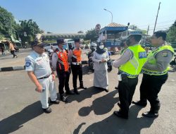 Poros Nusantara.co.id Jakarta - Pada Tanggal 18 Juni 2025, Forum Keselamatan Lalu Lintas Wilayah Jakarta Selatan mengadakan koordinasi dan kolaborasi bersama stakeholder terkait upaya keselamatan transportasi pada salah satu wilayah di Jakarta Selatan yaitu Kecamatan Pasar Minggu. Pada pertemuan tersebut diperoleh kesepakatan yaitu Safety Campaign dengan menempatkan atribut-atribut himbauan keselamatan lalu lintas di wilayah Kecamatan Pasar Minggu yaitu di sekitar wilayah Jl.TB Simatupang yang jumlah kecelakaan lalu lintasnya cukup tinggi. Selain itu diperoleh pula kesepakatan untuk melakukan sosialisasi ke Masyarakat di Kecamatan Pasar Minggu serta Kegiatan Pelatihan Pertolongan Pertama Gawat Darurat (PPGD). Kegiatan rapat tersebut diinisiasi oleh Jasa Raharja Cabang Jakarta Selatan dan berkordinasi dengan Satlantas Polres Metro Jakarta Selatan serta Suku Dinas Perhubungan Jakarta Selatan. Rapat yang dipimpin oleh Kepala Cabang Jasa Raharja Jakarta Selatan , Ita Novita, meminta kerjasama stakeholder terkait yang hadir dalam kegiatan untuk bersama-sama menciptakan kamseltibcarlantas di wilayah Jakarta Selatan. Diharapkan upaya-upaya keselamatan transportasi tersebut dapat mengurangi tingkat kecelakaan di wilayah Pasar Minggu dan Jakarta Selatan. (Supriyadi)
