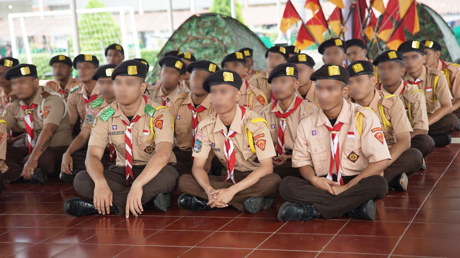 Porosnusantara.co.id Jakarta Jakarta - Rutan Kelas I Cipinang mengikuti kegiatan upacara pembukaan Perkemahan Satya Dharma Bhakti Pemasyarakatan tahun 2025 secara virtual, Senin (23/6). Upacara pembukaan ini terpusat di Lapas Kelas II A Cibinong dan diikuti oleh seluruh UPT Pemasyarakatan dari berbagai wilayah, termasuk Kepala Rutan Kelas I Cipinang, Nugroho Dwi Wahyu Ananto, jajaran petugas dan peserta perkemahan dari Rutan Cipinang. Kegiatan upacara dipimpin langsung oleh Menteri Imigrasi dan Pemasyarakatan (Menimipas), Agus Andrianto. Dalam sambutannya, beliau menyampaikan Perkemahan Pramuka Warga Binaan merupakan wujud semangat Warga Binaan menyambut Hari Pramuka Nasional Ke-64 pada 14 Agustus 2025. Kegiatan ini juga diselengggarakan setiap tahunnya untuk mendukung kualitas kepribadian dan kemandirian Warga Binaan, serta mewujudkan Pramuka Solid dan Adaftif untuk Indonesia Emas 2045. “Perkemahan Satya Dharma Bhakti Pemasyarakatan bertujuan memberikan kesempatan kepada Warga Binaan untuk memperkuat komitmen dalam memperbaiki diri agar menjadi manusia yang menjunjung tinggi nilai ketakwaan kepada Allah SWT, Tuhan Yang Maha Kuasa, berwawasan kebangsaan, mempunyai rasa nasionalisme, memiliki rasa percaya diri yang tinggi sehingga dapat beradaptasi dengan lingkungannya nanti sebagai bekal hidup, kehidupan, dan penghidupannya setelah menjalani masa pidananya,” ujarnya Perkemahan Satya Dharma Bhakti Pemasyarakatan akan berlangsung selama tiga hari, mulai tanggal 23 hingga 25 Juni 2025, dengan mengusung tagline “Tangguh Dalam Cobaan, Maju Dalam Pembinaan.” Rangkaian kegiatan diisi dengan pelatihan kepemimpinan, pembinaan mental spiritual, dan penguatan nilai-nilai kebangsaan bagi seluruh peserta. “Melalui kegiatan Kepramukaan ini, kita harapkan dapat tumbuh dan berkembang mempunyai karakter sebagai generasi muda bangsa dengan menjaga nilai kedisiplinan dan kemandirian yang menjadi dasar perubahan perilaku positif, semangat keangsaan, cinta tanah air, rasa tanggung jawab sosial, dan harapan akan masa depan bahwa setiap orang berhak mendapatkan kesempatan kedua,” tutupnya