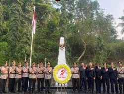 Polres Banjar Menggelar upacara ziarah dan tabur bunga di Taman Makam Pahlawan ,Dalam Rangka Memperingati (HUT) Bhayangkara ke-79 tahun 2025