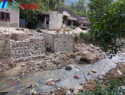 PEMERINTAH KABUPATEN SOLOK BANGUN KEMBALI AKSES JALAN YANG RUNTUH AKIBAT Di TERJANG BANJIR BANDANG Di NAGARI SUNGAI JAMBUR