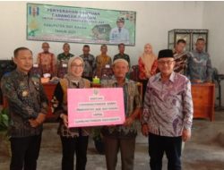 Bupati Way Kanan Serahkan Gabah Pada LPM Yang Di Kelola Kelompok Tani Sumber Rejeki