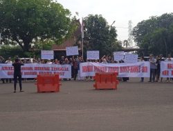 Porosnusantara.co.id.Bekasi | Sabtu (5/7/2025). Perseteruan antara pengusaha kos-kosan dan warga Cluster Aralia yang bertempat di Kelurahan Pusaka Rakyat, Kecamatan Tarumajaya, Bekasi, masih terus berlanjut, bahkan protes wargapun tidak digubris, hasil petisi sebagian warga cluter Aralia dianggap hanya manipulasi yang dilakukan oleh pengurus RTRW. Sementara itu tudingan mempersulit izin usaha, serta penyalahgunaan dana IPL, yang dilontarkan melalui pemberitaan oleh salah satu media online, pada tanggal (20/11/2024) yang lalu merupakan pemberitaan sepihak karna tidak melalui proses konfirmasi, terlebih Pemberitaan yang memukul mental, terutama jika berisi berita negatif, jelas dapat berdampak traumatis. Budi Hartono juga menyampaikan, "Saya perlu menyampaikan bahwa, kita adalah negara hukum, dan kita harus memahami bahwa Indonesia merupakan negara hukum, jadi apapun juga tindakan, gerakan, usaha apapun juga taatilah aturan umum yang berlaku di Negara kita, mau membangun harus melengkapi dengan IMB, PBG, atau perijinan terdahulukan didepan, jadi tidak membuat propaganda sehingga hari ini terjadi karna hal tersebut, ranah-ranah hukum untuk ijin usaha tolong dijalankan, itu harapan saya, kami sejak tahun 2018 peraturan sop, tata tertib di Aralia sudah ada, ada namanya uang deposit bilamana warga mau membangun dan ada namanya uang administrasi dan dsesuaikan dengan bentuk besar kecilnya bangunan yang akan direnovasi dan deposit akan dikembalikan bila mana pembangunan ini tidak merugikan aset tetangga kanan, kiri, depan, belakang, ataupun badan jalan dan fasilitas yang ada, itulah yang akan diperhitungkan dari deposit, kalau memang tidak ada dampak seratus persen akan dikembalikan, lalu untuk administrasi itu sudah disepakati dan sudah dijalankan, itu adalah uang yang masuk kedalam anggaran IPL dan kembali lagi kepada warga melalui kepengurusan, semua masih berjalan, namun oleh beliau (Bambabang Hartono) kami dilaporkan bahwa hal itu adalah penyimpangan, penggelapan, penyalahgunaan, padahal semua sudah berjalan, disetujui dan disepakati oleh warga semua, pelaporan yang kedua sudah berproses dan kami sudah dimintai keterangan sebanyak 2 kali oleh Polsek Tarumajaya". Lebih lanjut Budi Hartono menyampaikan, "setelah selesai renovasi uang deposit akan dikembalikan setelah dianggap clear oleh administrasi, dan disini semua menjadi ranah administrasi bersama Ketua RT, tanpe persetujuan sayapun itu sudah berjalan, namun mereka keliru akan hal itu, sehingga mereka menuding saya, harusnya sekali waktu mereka datang, ini kan bukan badan perusahaan, disini tuh sosial walaupun ada administrasi juga bekerja, namun disini juga ada cash flow, yaitu arus kas, hati ini disetorkan besok bisa kosong, dan ketika ia datang untuk mengambil deposit otomatis ditunda, lalu terkait IPL kami punya laporan keuangan dan laporan pertanggung jawaban tiap bulannya jadi kalau menyampaikan tidak transparan itu keliru". "Bahkan masih banyak tudingan-tudingan yang lain seperti car wash dan lain- lain, itu semua masuk arus kas, harusnya mereka membaca dulu laporan keuangan tersebut baru menyatakan", paparnya. Berawal dari seorang pengusaha kos-kosan Bambang Hartono, yang membeli unit untuk dijadikan mess, setelah berjalan ternyata ada perubahan peruntukan dari mes menjadi kos-kosan, hal inilah yang mengawali permasalahan, Budi Hartono dianggap menghalangi izin kos-kosan, dan setelah dikonfirmasi kepada Dinas Penanaman Modal dan Pelayanan Terpadu Satu Pintu (DPMPTSP) ijin kos-kosan tersebut baru sebatas OSS, dan ijin kelanjutan OSS tersebut belum pernah didaftarkan. Hingga saat ini warga Aralia tidak menginginkan atau menolak adanya kos-kosan, karna ini merupakan hunian cluster bukan tempat untuk dikomersilkan, wilayah RW 08 merupakan hunian cluster yang dikelilingi oleh ruko, tempat yang layak untuk tempat usaha dan dapat dikomersilkan. (Win).