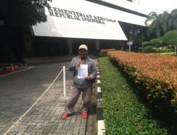 Porosnusantara.co.idBOGOR – Forum Aktivis Lingkungan “Matahari” melayangkan surat resmi kepada Kementerian Lingkungan Hidup dan Kehutanan (KLHK), khususnya Direktorat Jenderal Konservasi Sumber Daya Alam dan Ekosistem (KSDAE), terkait dugaan pembangunan sebuah restoran bertema stroberi di wilayah yang diduga merupakan kawasan hutan konservasi di Puncak, Kabupaten Bogor, Jawa Barat. Dalam surat bernomor 06/FAL-MH/V/2025, para aktivis menyampaikan keprihatinan dan permohonan klarifikasi atas pembangunan gedung restoran yang disebut berada di zona hijau. Zona tersebut seharusnya tidak diperuntukkan bagi kegiatan komersial seperti restoran. “Kami meminta Kementerian Lingkungan Hidup dan Kehutanan melalui KSDAE (Konservasi Sumber Daya Ekosistem) untuk melakukan klarifikasi dan peninjauan lapangan atas pembangunan yang diduga menabrak aturan konservasi dan tata ruang,” ujar Koordinator Forum Matahari, Zefferi, dalam keterangan tertulis, Kamis (4/7/2025). *Pertanyakan Legalitas PBG dan UKL-UPL.* Dalam suratnya, Forum Matahari juga mengajukan sejumlah pertanyaan kunci kepada KLHK, antara lain mengenai keabsahan pendirian bangunan di kawasan konservasi, status dokumen lingkungan seperti UKL-UPL, serta alasan terbitnya Persetujuan Bangunan Gedung (PBG) di zona yang menurut RTRW termasuk kawasan hijau. “Ini menimbulkan tanda tanya besar. Apakah proses izin lingkungan dan bangunan telah sesuai aturan? Bagaimana dampaknya terhadap lingkungan sekitar? Ini yang harus dijelaskan secara terbuka,” tambah Zefferi. Pihaknya juga menuntut keterlibatan masyarakat dan organisasi lingkungan dalam proses evaluasi serta transparansi terhadap seluruh dokumen perizinan. *Minta Dinas dan Setda Bertindak.* Selain kepada Kementerian Kehutanan Dan Lingkungan Hidup, surat aduan juga ditembuskan ke Presiden RI, Gubernur Jawa Barat, Bupati Bogor, dan Sekretariat Daerah Kabupaten Bogor. Aktivis meminta agar Setda Bogor mengoordinasikan evaluasi lintas dinas, termasuk Dinas Lingkungan Hidup dan Dinas Perumahan Kawasan Permukiman dan Pertanahan (DPKPP). “Jika terbukti melanggar zona konservasi, seharusnya tidak ada kompromi. Bangunan harus dibongkar. Pemerintah daerah tidak boleh tutup mata,” tegas Zefferi. Hingga berita ini diturunkan, belum ada pernyataan resmi dari Kementerian Lingkungan Hidup dan Kehutanan maupun Pemkab Bogor terkait aduan tersebut. (WIN)