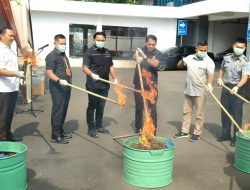 KEJARI KOTA BEKASI MENGGELAR PEMUSNAHAN NARKOBA DAN SENJATA TAJAM