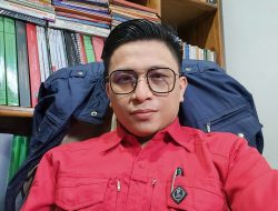 Praktisi Hukum Dr Weldy Meminta DPRRI Segera Merubah Undang-Undang 18 Tahun 2003* ‎ ‎ ‎ ‎ ‎Jakarta.porosnusantara.co.id.Komisi III DPR RI telah secara resmi menyepakati dimasukkannya pasal imunitas bagi advokat ke dalam draf Rancangan Undang-Undang (RUU) tentang Perubahan atas Undang-Undang Nomor 8 Tahun 1981 tentang Hukum Acara Pidana (KUHAP). Langkah ini diambil sebagai respons atas kekhawatiran para akademisi dan praktisi hukum tentang risiko pidana yang dapat menjerat advokat saat mendampingi klien  ‎ ‎Ketua Komisi III DPR RI Habiburokhman menyampaikan bahwa pasal terkait imunitas advokat sudah disepakati untuk dimasukkan din KUHAP.,dan itu bukan usulan baru, sudah sejak dua bulan yang lalu. ‎ ‎”Pasal terkait imunittas advokat itu sudah kita sepakati untuk dimasukkan di KUHAP  ‎ ‎Hal tersebut disampaikan berkaitan sebagai tanggapan atas usulan dari Akademisi yang juga Advokat Universitas Borobudur Tjoetjoe Sanjaya Hermanto yang menilai pentingnya perlindungan hukum terhadap profesi Advokat. ‎ ‎*Tanggapan Dr.Weldy Jevis Saleh,S.H.,M.H* ‎ ‎”Saya sebagai Advokat melihat terkait tentang pembahasan rencana Kitab Undang-Undang Hukum  Pidana (KUHAP) berkaitan dengan hak impunitas Advokat, sangat mengapresiasi kepada DPRI Komisi 3 yang telah memasukkan hak imunitas dalam undang-undang Advokat. ‎ ‎”Tetapi pada dasarnya saya menilai sebaiknya DPR RI terlebih dahulu  memperbaiki sistem perekrutan Advokat. Dimana dalam sistem perekrutan Advokat begitu banyak kehancuran dan kerancuan, ada Advokat tidak pernah mengikuti pendidikan khusus, ujian Advokat  tidak pernah mengikuti sistem magang,  tiba-tiba di lantik menjadi seorang Advokat, sehingga banyak oknum-oknum Advokat yang melakukan pelanggaran kode etik, tindak pidana, penipuan, dan melakukan  tindakan pelanggaran tindakan yang merugikan dan mencemarkan profesi Advokat,ujarnya Jumat, 18/07/2025. ‎ ‎”Masih banyak Advokat yang mempunyai integritas, kredibilitas tinggi,menjaga marwah Advokat, menjunjung tinggi nilai – nilai kemanusiaan dan masih banyak Advokat yang mencari kehidupan nya pada profesi Advokat, masih banyak Advokat, ujar Dr.Weldy. ‎ ‎Menurutnya, sambung Dr.Wedy, tetapi pada prakteknya kita melihat ada beberapa Advokat yang viral  yang menaiki meja, sementara sudah  dibekukan status Advokat nya oleh Mahkamah Agung atau Pengadilan Tinggi dari Advokat tesebut di lantik dan sumpah. ‎ ‎Disinilah  saya melihat cara sistem perekrutan Advokat masih lemah.Alangkah baiknya jika mau memasukkan terkait hak imunitas, sebaiknya diperbaiki dulu standarisasi perekrutan Advokat dan disatukan dulu organisasi Advokat, karena percuma juga berkaitan dengan hak imunitas,kalau bicara hak impunitas berkaitan dengan kode etik,  berarti jika ada oknum Advokat yang melanggar harus dilaporkan dimana Advokat tersebut bergabung, rancunya banyak Advokat ketika yang ketika di pecat dari organisasi Advokat justru pindah ke organisasi Advokat yang lain, kapan bisa dimasukkan sanksi kode etik nya,tutur Advokat muda ini. ‎ ‎Dr Weldy juga menyampaikan, jika ada  pemanggilan Advokat yang terkait pelanggaran kode etik atau tindak pidana harusnya dipanggil dulu melalui organisasinya, tapi faktanya tidak, langsung dipanggil tanpa ada sidang organisasi sehingga tidak ada marwah dan harga diri didepan penegak hukum yang lain. ‎ ‎”Saya sebagai Advokat yang tergabung di organisasi Peradi Jakarta Barat, tidak melihat organisasi manapun, dan meminta kepada seluruh para senior Advokat yang tergabung diseluruh organisasi bergabung kembali disatu wadah tunggal apa pun namanya, yang terpenting kita jangan terpecah belah, agar marwah,  integritas dan tata cara perekrutan Advokat terjaga.  ‎ ‎” Kami juga meminta kepada Ketua Komisi 3 DPR RI bang Habiburochman, agar memasukkan Undang-Undang Advokat untuk segera dirubah dilakukan nya penggabungan kembali organisasi advokat,” tutupnya. ‎ ‎(Aan aliyah) ‎