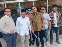 *Daeng Aziz : ” Eggi Sudjana Diduga Melakukan Penipuan dan Penggelapan Dalam Kekuasaannya Sebagai Pengacara “*  Perselisihan antara Andi Aziz KR Ngemba atau biasa dikenal Daeng Aziz selaku Tergugat 1 dan A. Fajar Nompo sebagai Tergugat II dan Eggi Sudjana sebagai Penggugat atas Gugatan Perbuatan Melawan Hukum di Pengadilan Negeri Jakarta Barat dengan nomor perkara 557/Pdt.G/2024/PN.JKT.BRT memasuki tahap mediasi antara ketiga belah pihak.  Kuasa hukum dari Daeng Aziz yaitu Trio Segara, SH dan Muhammad Arifin, SH serta Muh.Ikbal W, SH yang tergabung pada Kantor Hukum Amanah Adil Indonesia Raja mengungkapkan bahwa sesuai dengan sidang yang ke 7 (tujuh) dengan agenda Penunjukan Hakim untuk Mediasai dan dimana Ketua Majelis Hakim, menyampaikan dalam sidang silahkan mengahadirkan Hakim Mediator baik dari Luar atau Hakim Mediator dari Pengadilan Negeri Jakarta Barat  Dalam kesempatan yang sama, Daeng Aziz mengatakan dengan tegas di luar persidangan bahwa Eggi Sudjana juga telah diduga melakukan penipuan dan penggelapan dalam kekuasaannya sebagai Pengacara.  “Terhadap semua orang yang berpekara di pengadilan, saya berharap kepada Hakim Pengadilan Negeri Jakarta Barat khususnya agar lebih berhati – hati dan teliti lagi dalam memutuskan suatu perkara karena menurut saya tidak boleh memutuskan perkara dengan rasa dendam,” harap Daeng Aziz  “Kemudian terkait Eggi Sudjana ini kalo boleh saya menganalisa bahwa mereka sangat unik. Unik dalam artian kenapa, saya ini kapasitasnya sebagai apa dalam Gugatan Pertada yang di ajukan oleh Eggi Sudjana dan saya bukan pemberi kuasa dan juga bukan pihak yang membuat perjanjian ini belum diputuskan mata rantainya, sehingga apa yang menjadi persoalan begitu juga proses di Polres Metro Jakarta Pusat yang artinya dia sudah mengetahui tentang hak pertanggung jawabannya yang tidak bisa di ungkapkan secara benar, dan mereka sendiri yang membuat surat perjanjian dan juga menggugat pembatalan surat perjanjian tersebut sehingga berlanjut apa yang terjadi antara saya dengan Eggi Sudjana yang sesungguhnya saya tidak pernah mengancam Eggi Sudjana sebagaimana Laporan Polisi yang di buat Eggi Sudjana yang terjadi di kantornya sendiri di Tanah Abang III,” terangnya  “Yang terjadi adalah bukan ancaman tetapi adalah suatu penganiayaan. Saya memukul langsung kepada Eggi Sudjana, seandainya saya masih punya kesempatan, saya akan beri habis,” ungkapnya dengan tegas