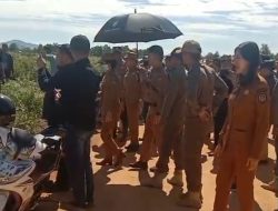 Perintah Walikota Singkawang Memerintahkan Satpol PP Mencabut Baliho Warga Di Sepanjang Jalan Bandara Menyalahi Aturan 