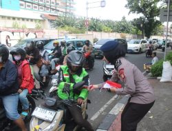 Sambut Kemerdekaan RI, Brimob Polda Metro Jaya Bagikan 5.000 Bendera Merah Putih di Tiga Titik Strategis Jakarta Pusat
