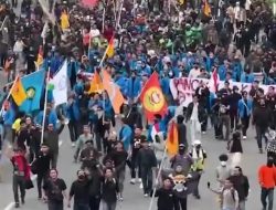 Massa Bergerak Mulai dari Pintu Belakang DPR RI, Situasi Kian Memanas