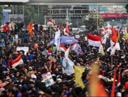 Demo DPR Ricuh, Massa Protes Gaji DPR Rp100 Juta: Polisi Tembakkan Gas Air Mata