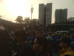 Massa Padati Depan Gedung DPR, Teriakkan Tuntutan pada DPR di Demo 29 Agustus 2025