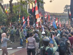 Polisi Tembakkan Gas Air Mata ke Massa di Polda Metro Jaya, Demo 29 Agustus 2025 Memanas
