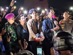 Sultan Hamengku Buwono X Menemui Ribuan Massa Aksi di Polda DIY Di iringi Gending Raja Manggala