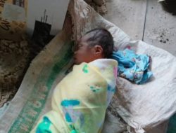 Warga Sajingan Digemparkan dengan Penemuan Bayi Tanpa Ibu Kandung Didepan Rumah Warga